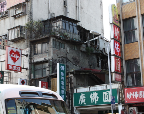 廃墟っぽい建物